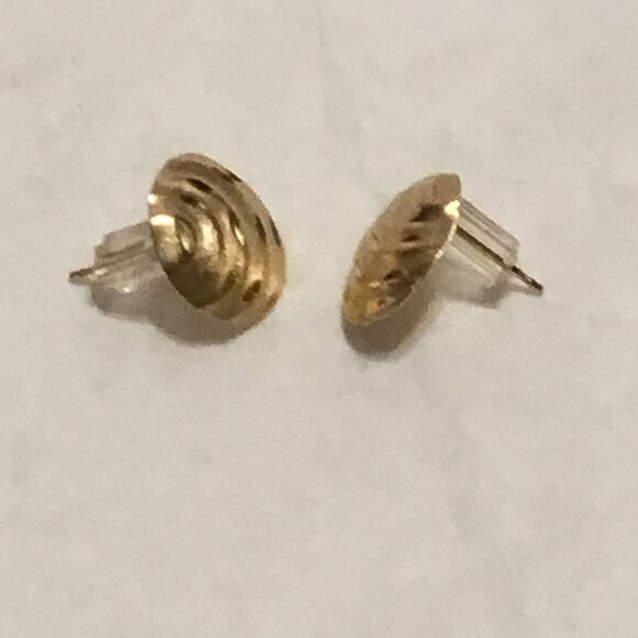 Very lovely 14K gold shell like etched stud earrings - Picture 9 of 12